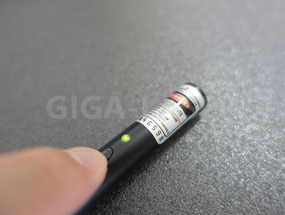 緑色レーザーポインター501 スイッチを押している