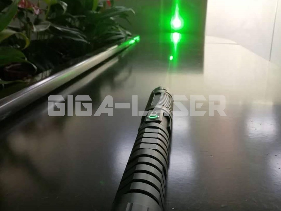 2W出力グリーンレーザー照射中