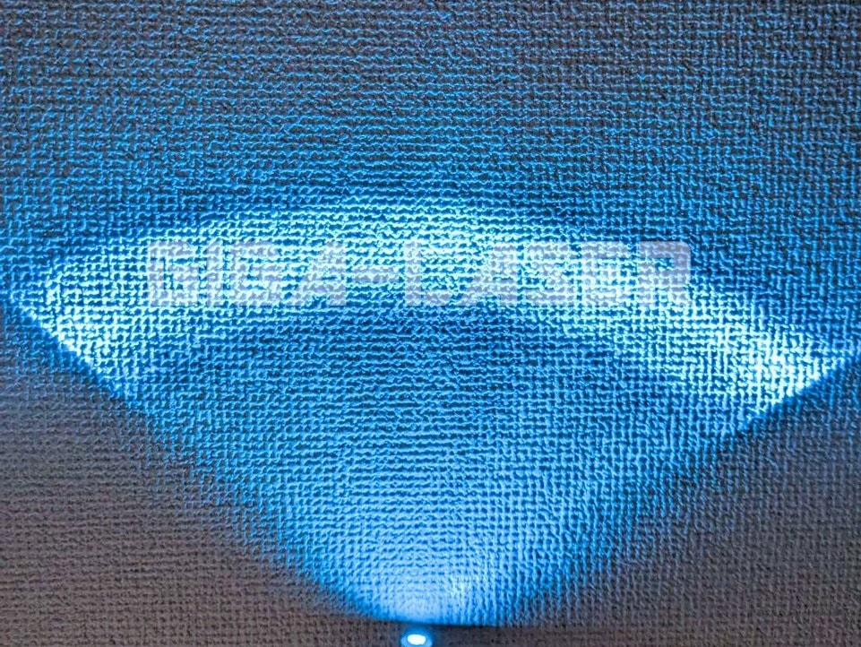 CSP485青色レーザーポインターのラインレーザーを角度をつけて照射。