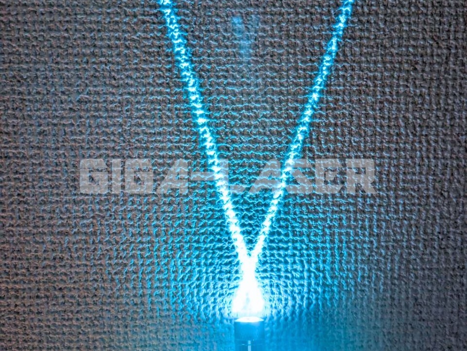 CSP485青色レーザーポインターのクロスラインを角度をつけて照射。