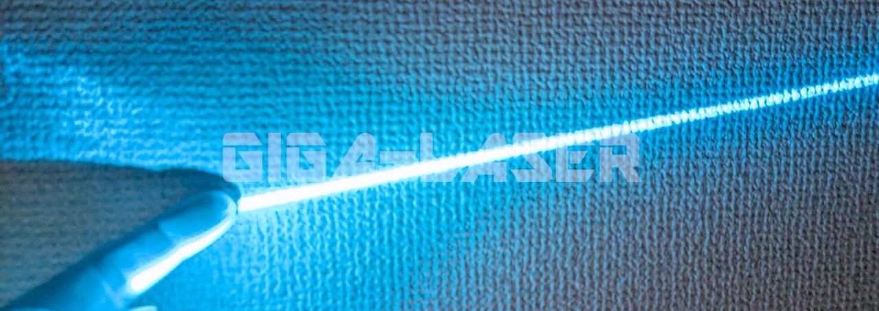 ブルーストレートライン(一字)レーザーポインターCSP485を指から壁に照射