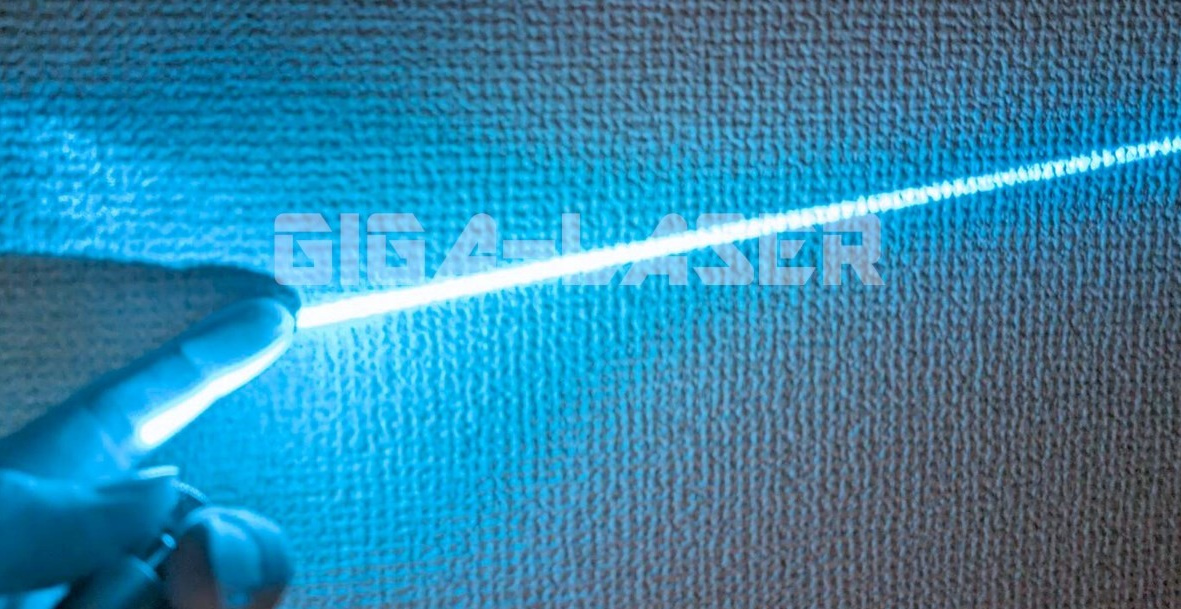シアンレーザーCSP485の指先から壁への照射