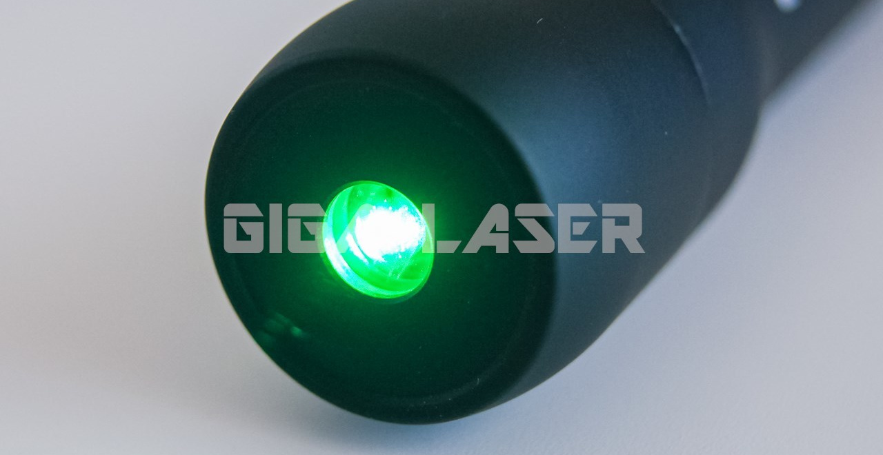 グリーンレーザーポインターX330GDのヘッド部分写真、照射中